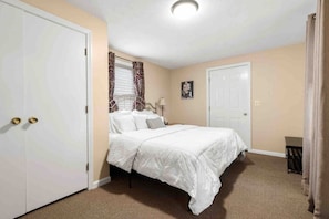 1 bedroom, desk, iron/ironing board, WiFi