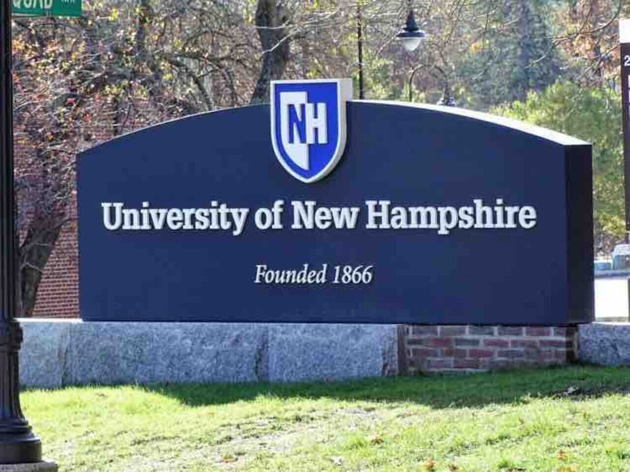 Segnaletica per l'Università del New Hampshire, con il logo dell'università e l'anno di fondazione 1866.
