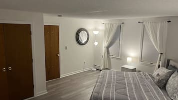 1 slaapkamer, een bureau, een strijkplank/strijkijzer, reisbedje