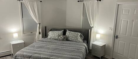 1 chambre, bureau, fer et planche à repasser, lit parapluie