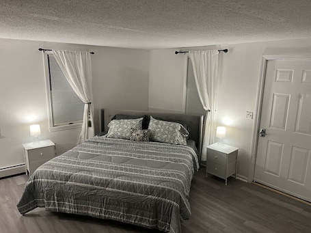 1 bedroom, desk, iron/ironing board, travel cot. Downtown Amesbury! 15 Mins to Beach