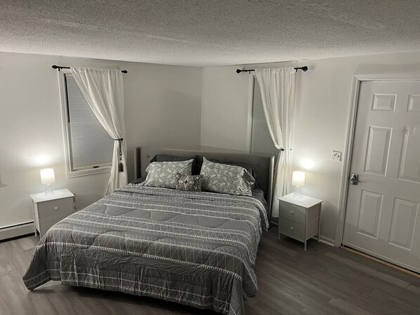 1 slaapkamer, een bureau, een strijkplank/strijkijzer, reisbedje