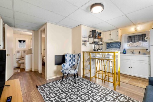 Charming & Tranquil ~ Near Downtown & River ~ Pkg!