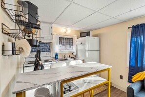 Réfrigérateur, micro-ondes, plaque de cuisson, cafetière/bouilloire