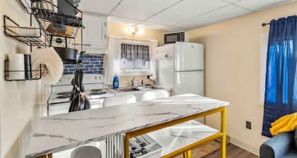 Charming & Tranquil ~ Near Downtown & River ~ Pkg!