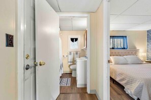 1 chambre, bureau, fer et planche à repasser, lit parapluie