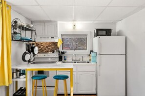 Fridge, microwave, oven, stovetop - Nothing Fancy Older Apt~Walk to Downtown~ King Bed (Dover)