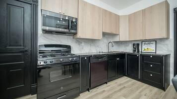 Een magnetron, een oven, een kookplaat, een vaatwasser