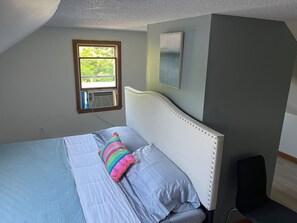 3 habitaciones, escritorio y tabla de planchar con plancha 