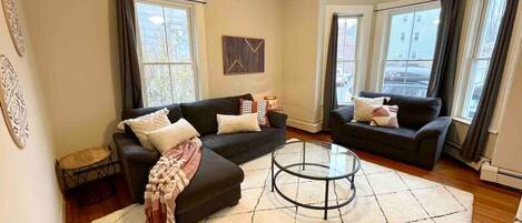 Una televisión, una oficina