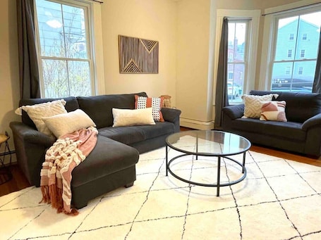 TV, offices. 2 BR City Sanctuary - 5 Mins to Historical Salem!