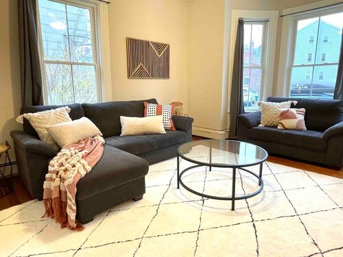 2 BR City Sanctuary - 5 Mins to Historical Salem!