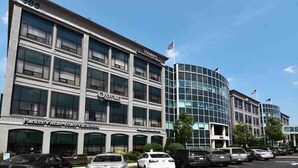 A multi-story building with a prominent 'Oxford' sign, indicating a hotel or conference center. - 2 BR City Sanctuary - 5 Mins to Historical Salem! (Beverly)