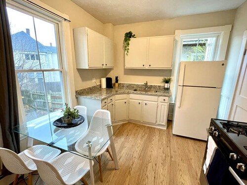2 BR City Sanctuary - 5 Mins to Historical Salem!