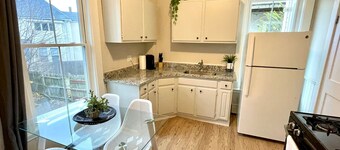 2 BR City Sanctuary - 5 Mins to Historical Salem!