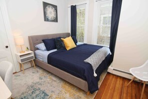 2 habitaciones, escritorio y tabla de planchar con plancha 