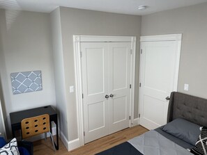 2 slaapkamers, een bureau, een strijkplank/strijkijzer, reisbedje