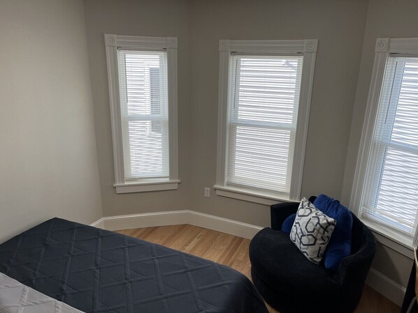 2 habitaciones, escritorio y tabla de planchar con plancha 