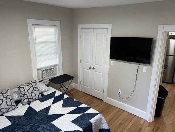 2 bedrooms, desk, iron/ironing board, travel cot