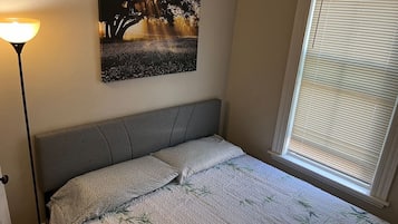 2 habitaciones, escritorio y tabla de planchar con plancha