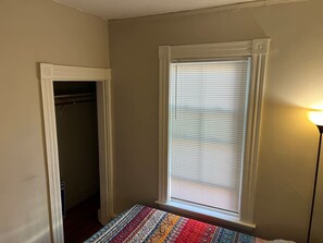 2 habitaciones, escritorio y tabla de planchar con plancha