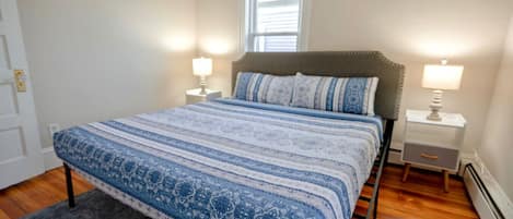 4 chambres, bureau, fer et planche à repasser, lit de bébé portatif
