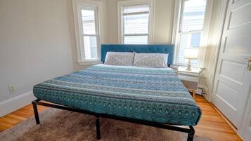 4 habitaciones, escritorio y tabla de planchar con plancha