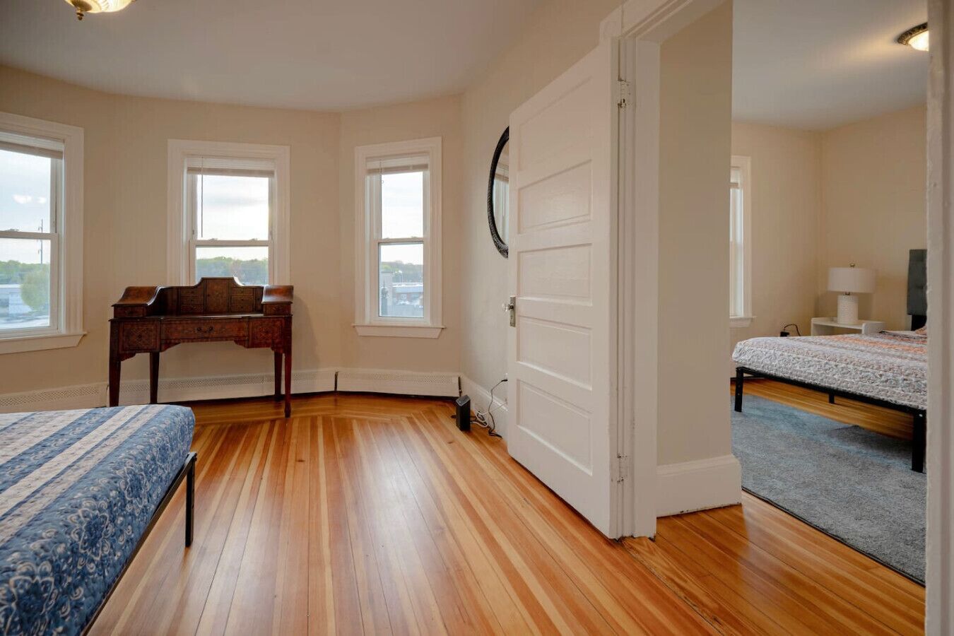 4 habitaciones, escritorio y tabla de planchar con plancha 