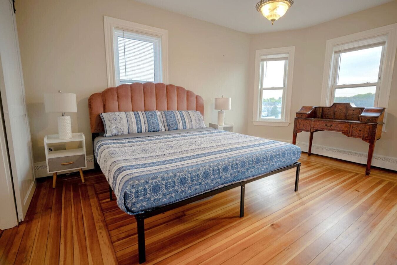 4 bedrooms, desk, iron/ironing board, travel crib