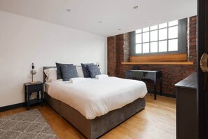 2 slaapkamers, een bureau, een strijkplank/strijkijzer, reisbedje