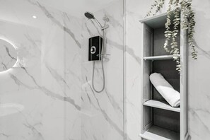 Dusche, Haartrockner, Handtücher, Toilettenpapier