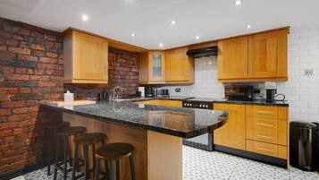 Coffee/tea maker, fridge, microwave, oven