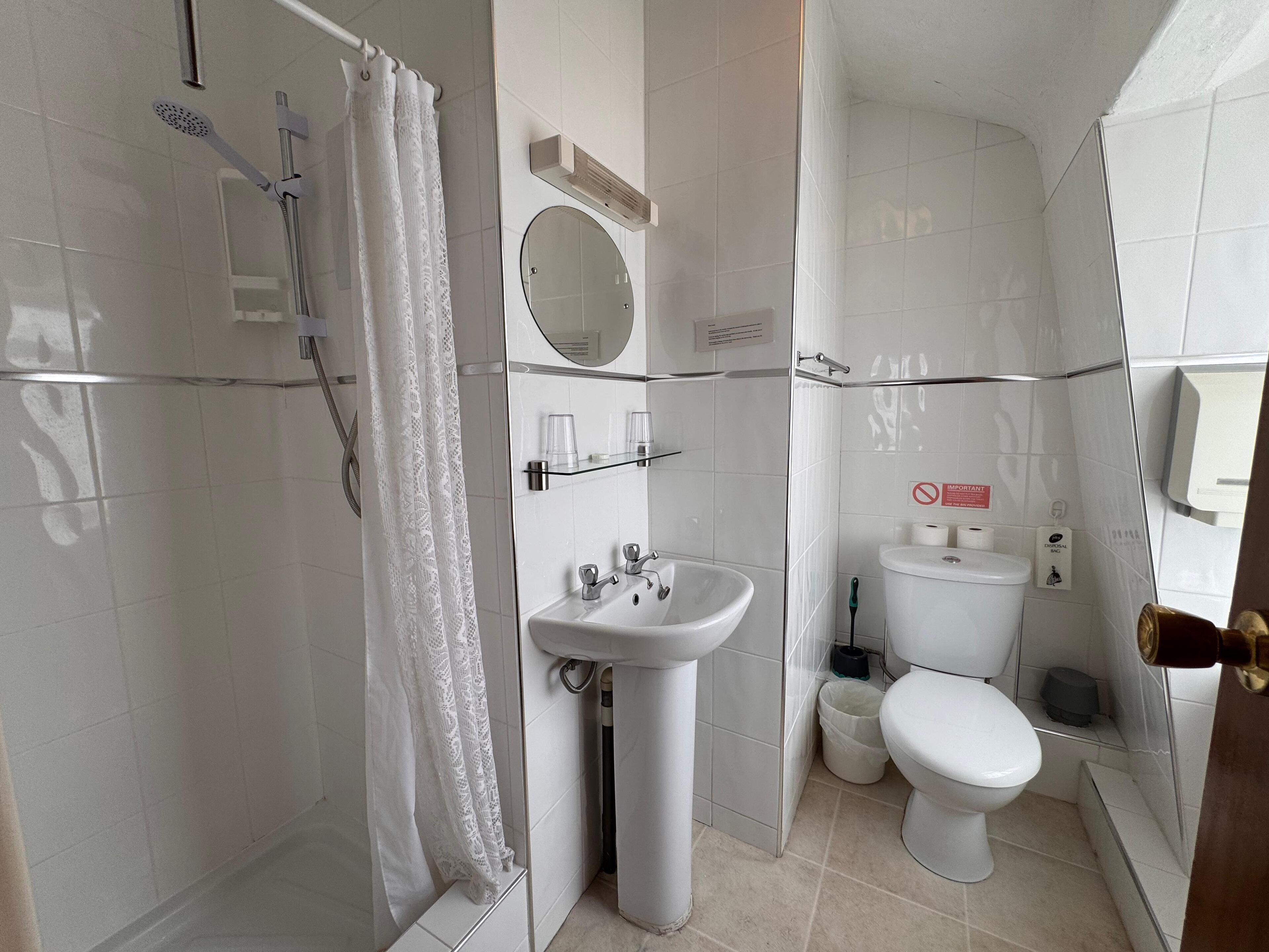 Chambre Double Deluxe, 1 lit double | Salle de bain | Douche, articles de toilette gratuits, sèche-cheveux
