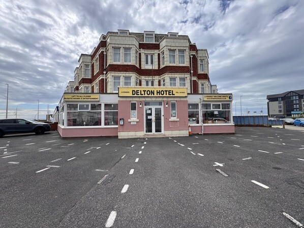 Property entrance - OYO Delton Hotel Blackpool Pleasure Beach (Blackpool)