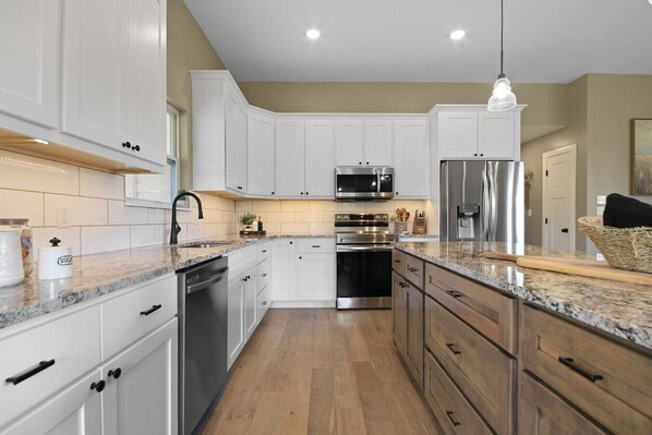 Réfrigérateur, four à micro-ondes, un four, surface de cuisson