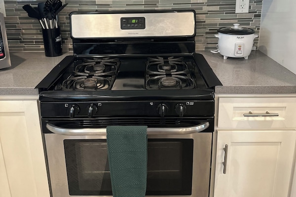 Een microgolfoven, een oven, een kookplaat, een vaatwasser