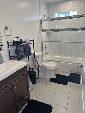 Een haardroger, handdoeken, zeep, toiletpapier