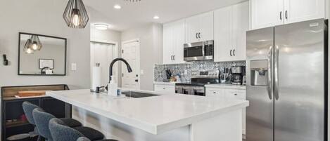 Een koelkast, een magnetron, een oven, een kookplaat