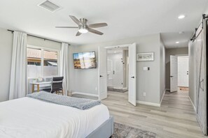 5 camere, una scrivania, ferro/asse da stiro, culla da viaggio