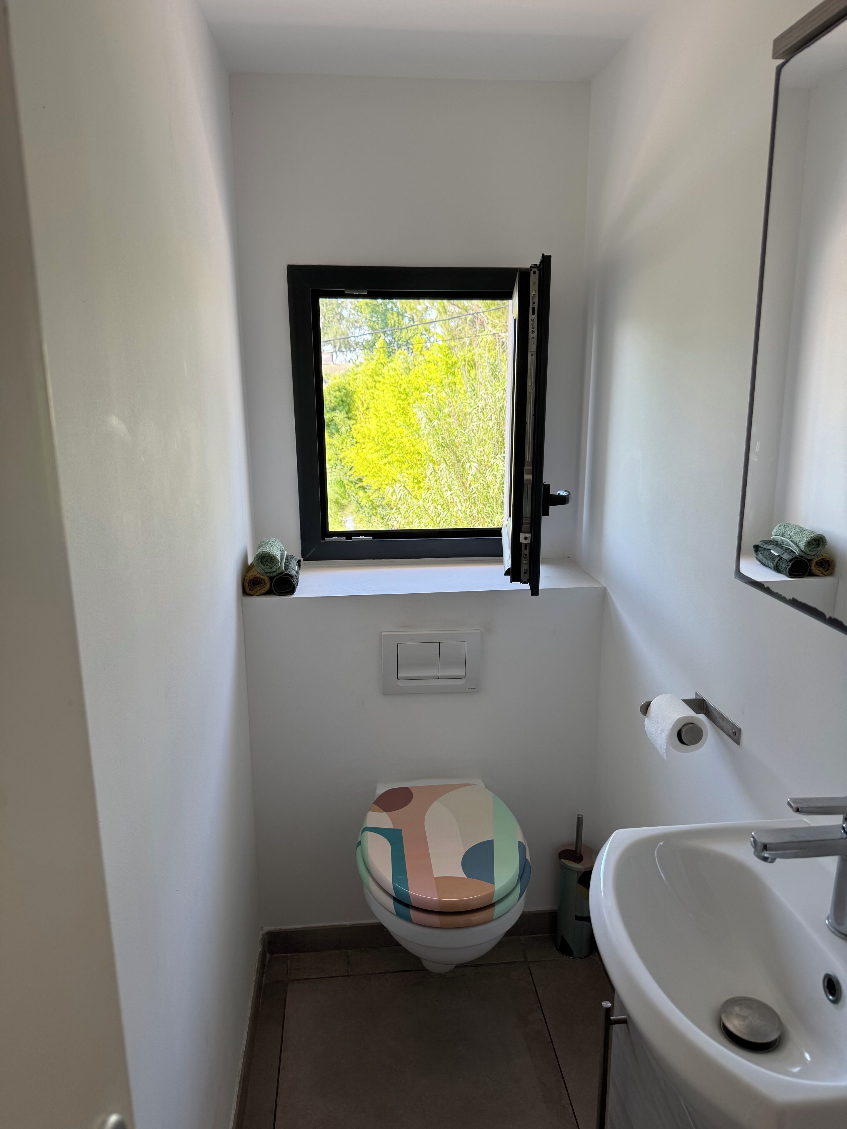 Dusj, hårføner, håndklær og toalettpapir