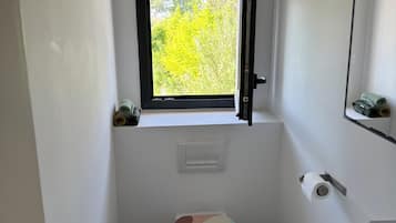 Dusj, hårføner, håndklær og toalettpapir