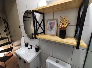 Shower, hair dryer, towels, soap - Entire space: Apartment in Florianópolis (05) (Jardim Atlântico Florianópolis)