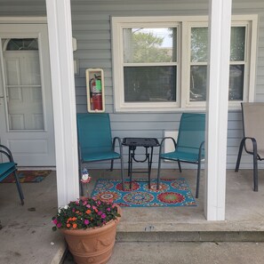 Terrace/patio - 2-bedroom condo in charming Ocean City with AC, WiFi. Enjoy your stay! (Ocean City)