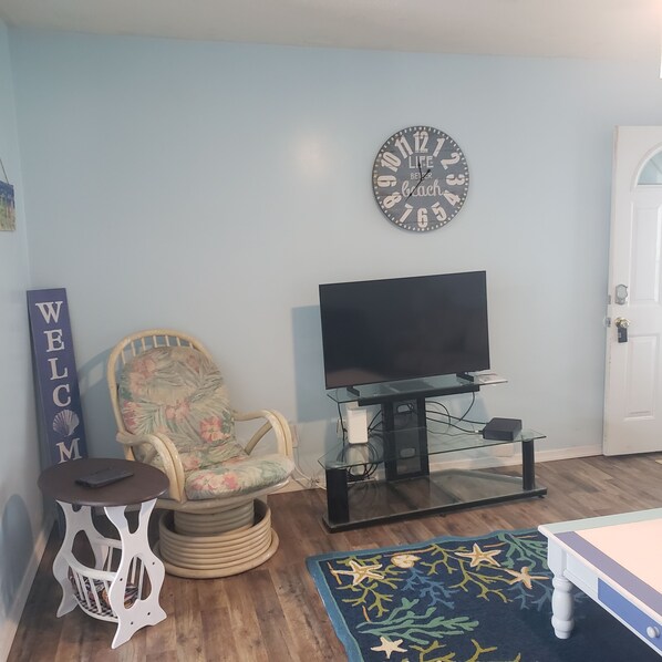 Smart TV - 2-bedroom condo in charming Ocean City with AC, WiFi. Enjoy your stay! (Ocean City)