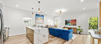 Spacious 4-bedroom 4-baths house in Los Angeles with gated Parking