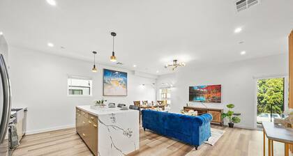 Spacious 4-bedroom 4-baths house in Los Angeles with gated Parking
