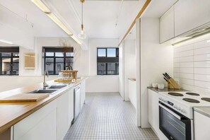 Basic Room | Shared kitchen | Mini-fridge, microwave, oven, stovetop