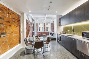 Fridge, microwave, oven, stovetop - Downtown CBD Apt | Central Walkable | Zodiak Stays (Auckland)