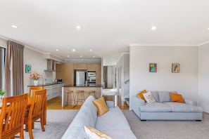 TV - Comfy 4BR Home w/ Mt. Wellington View Zodiak Stays (Auckland)
