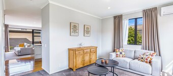 Comfy 4BR Home w/ Mt. Wellington View Zodiak Stays